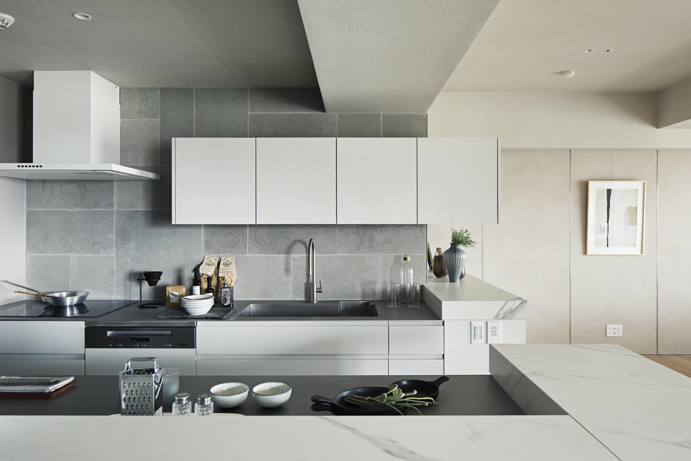 複雑に見えて、シンプルな二型キッチン　壁側にシンクとコンロを設置