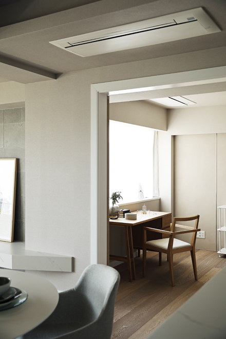 キッチンからも隣の書斎が見える