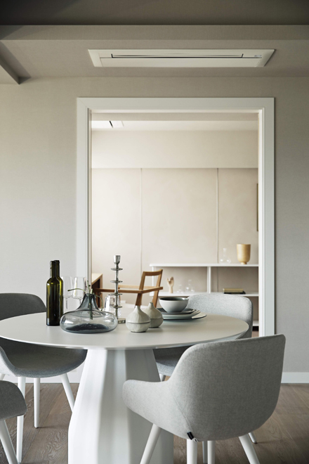 ダイニングの横から隣の書斎へ繋がっていおり、LDKの広がりを感じる