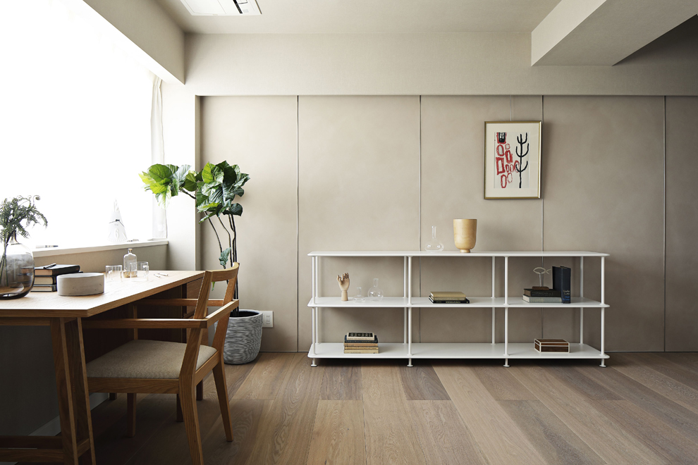 書斎の奥の壁もリビングと同じベルベット調の塗装