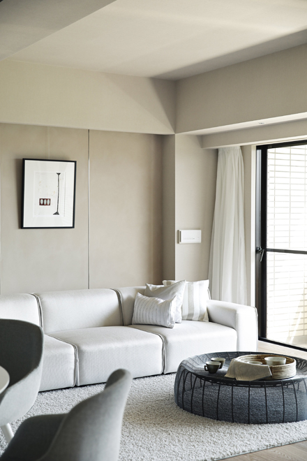 ソファー背面の壁はベルベット調の特殊塗装　柔らかな雰囲気