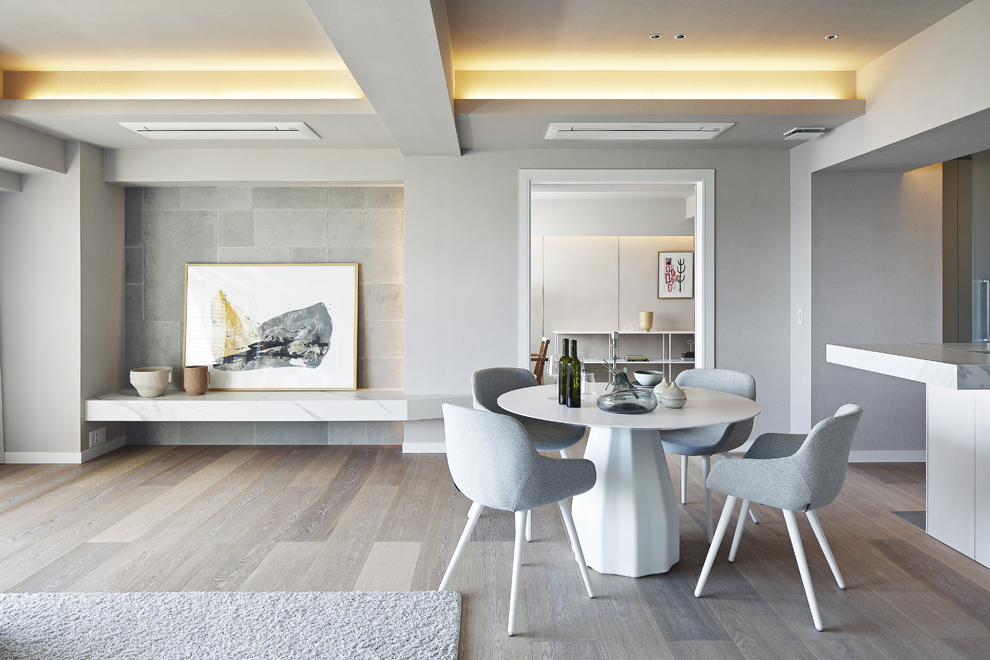 ソファー側からダイニングを見る