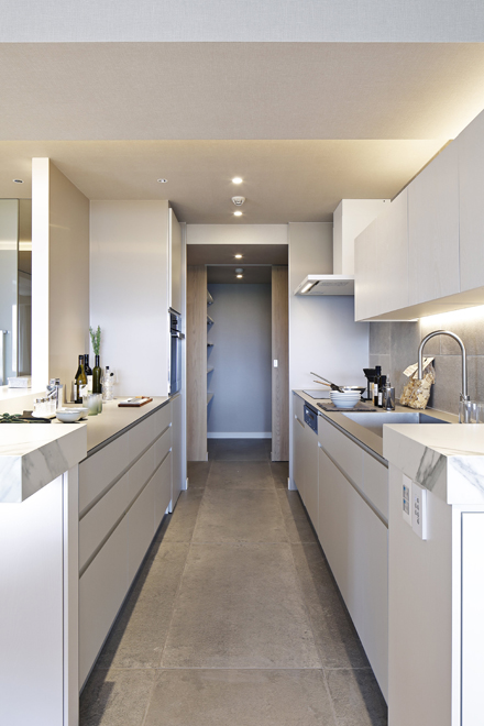 奥に見えているパントリーとランドリー空間