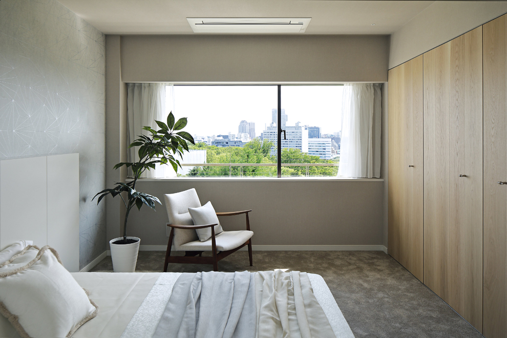 ゆったりとした主寝室　右側は大容量の壁面収納