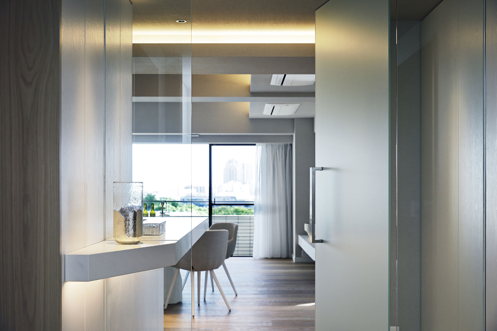 LDKへ　透明ガラスに貫通しているような飾棚　LDKと導く