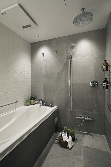 左側の白い壁は洗面と同じタイルを貼り、洗面と一体感を出している