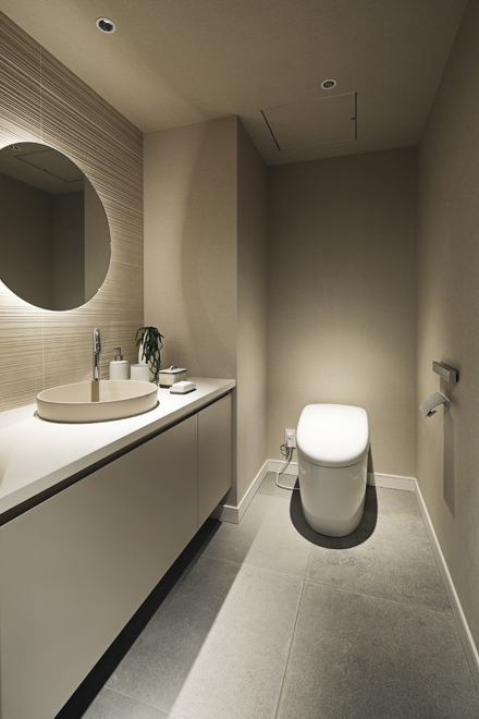 グレージュにまとめられた落ち着いたゲスト用トイレ