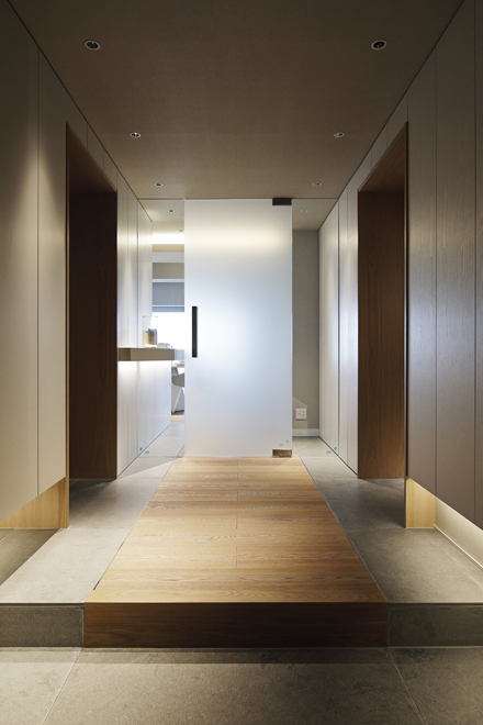 玄関ホール　正面はLDKへのガラス扉　両脇は透明ガラス