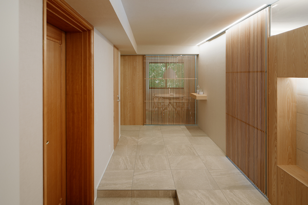 玄関土間から左側のファミリーダイニングをみる　