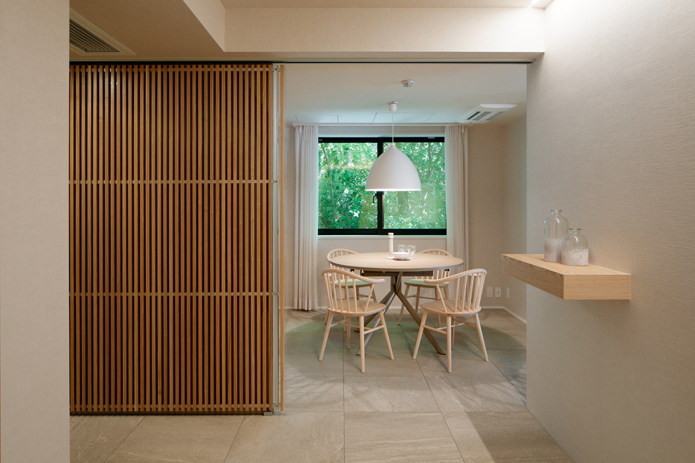 フォーマルなダイニングの他に、こじんまりとしたファミリーダイニングのある住まい　書斎としても