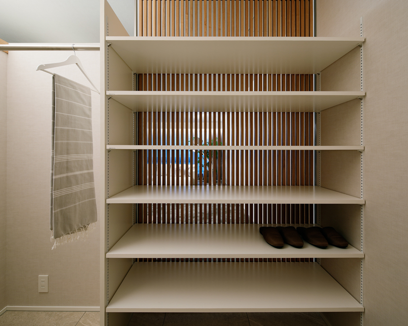 シューズインクロークとリビングの境もルーバー＋ガラスが設置されている