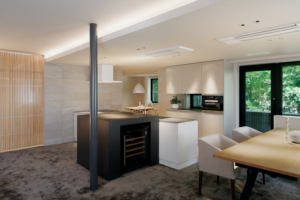 キッチンの黒いカウンターはワインセラー置場にもなっている