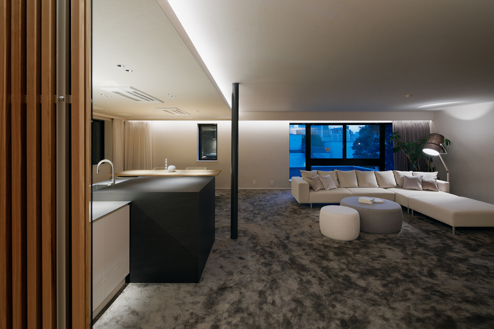 真ん中の黒い丸柱は上階からのエアコンの排水管　