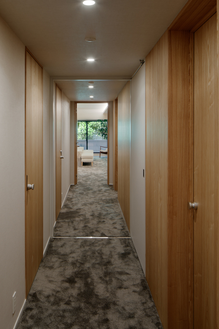 長い廊下から各居室への扉が並ぶ