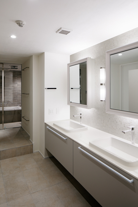 主寝室用の洗面　奥に主寝室専用の浴室が続く