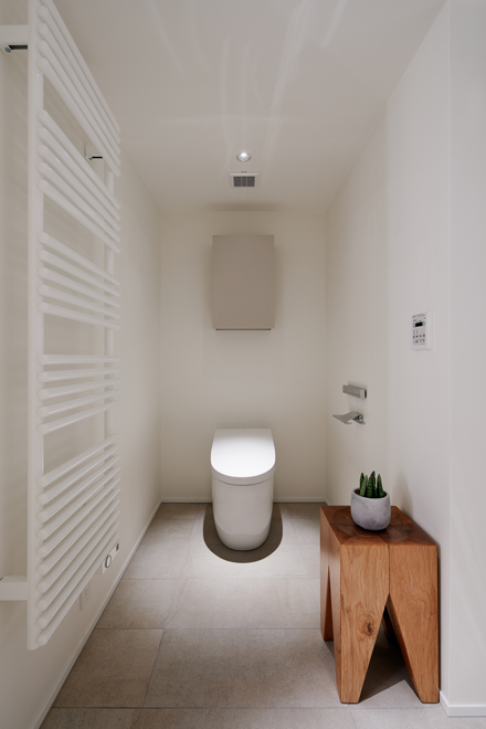 主寝室専用のトイレ　タオルウォーマーも設置されている