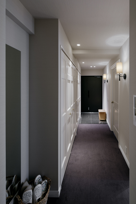 落ち着いた色のカーペット敷きの玄関ホール 輸入したブラケット照明 落ち着いた色のカーペット敷きの玄関ホール 輸入したブラケット照明