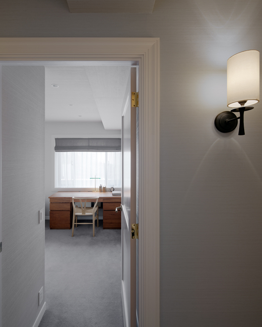 寝室にはお持ちだった無垢材のデスクで書斎コーナー 寝室にはお持ちだった無垢材のデスクで書斎コーナー