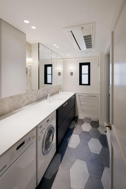 3mを超える洗面台にはビルトインの洗濯機と乾燥機を設置 3mを超える洗面台にはビルトインの洗濯機と乾燥機を設置