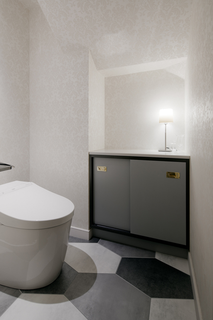 階段したの空間をトイレに変更。照明用スイッチで置き型照明も点灯 階段したの空間をトイレに変更。照明用スイッチで置き型照明も点灯