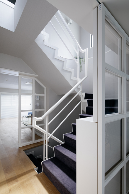 既存の暗い階段をグレーの壁紙・紫のカーペット・白の塗装で明るく 既存の暗い階段をグレーの壁紙・紫のカーペット・白の塗装で明るく