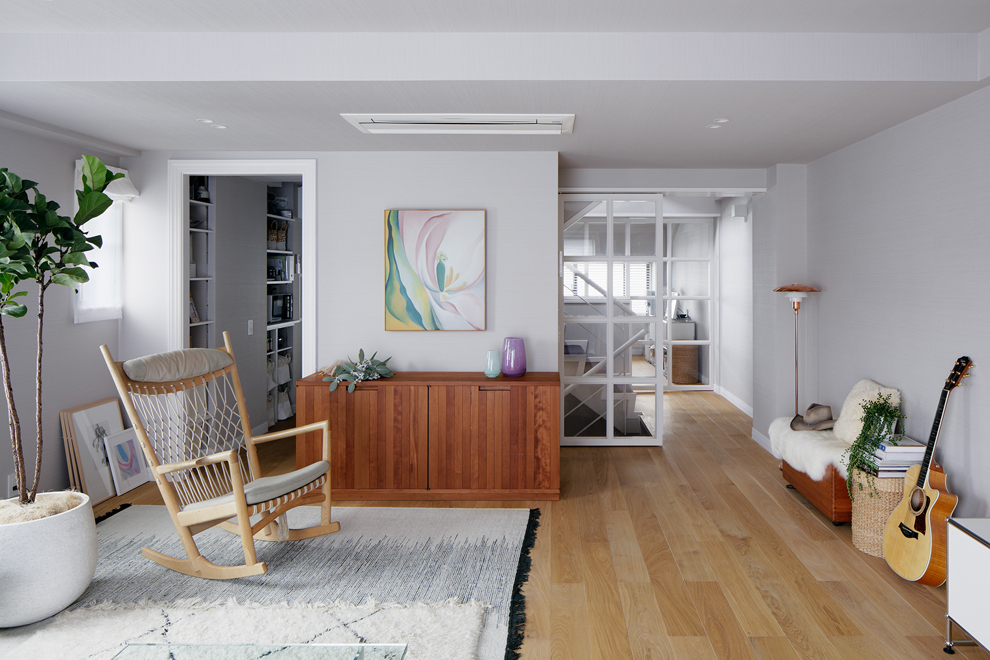 階段室の両脇からダイニング・キッチンへ回遊できる動線 階段室の両脇からダイニング・キッチンへ回遊できる動線