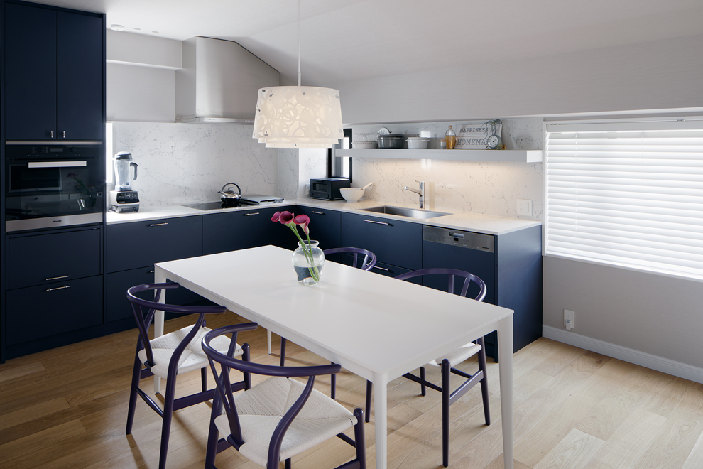 独立したダイニング・キッチン 北側斜線で天井が傾斜している 独立したダイニング・キッチン 北側斜線で天井が傾斜している