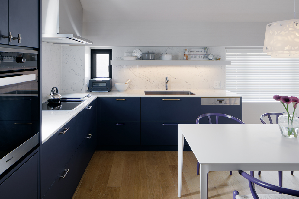 あえて壁付けのL型キッチンにした事で、広々としたダイニング空間を確保 あえて壁付けのL型キッチンにした事で、広々としたダイニング空間を確保