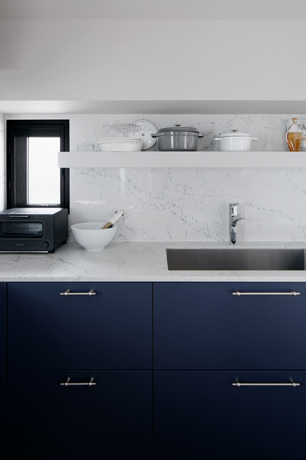 オープン棚にはお気に入りの食器やお鍋 オープン棚にはお気に入りの食器やお鍋