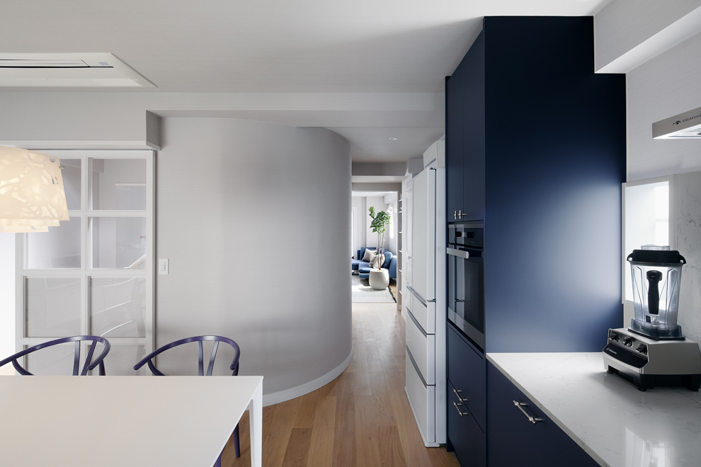 階段室の裏側を抜けてリビングにもアクセス可能 階段室の裏側を抜けてリビングにもアクセス可能