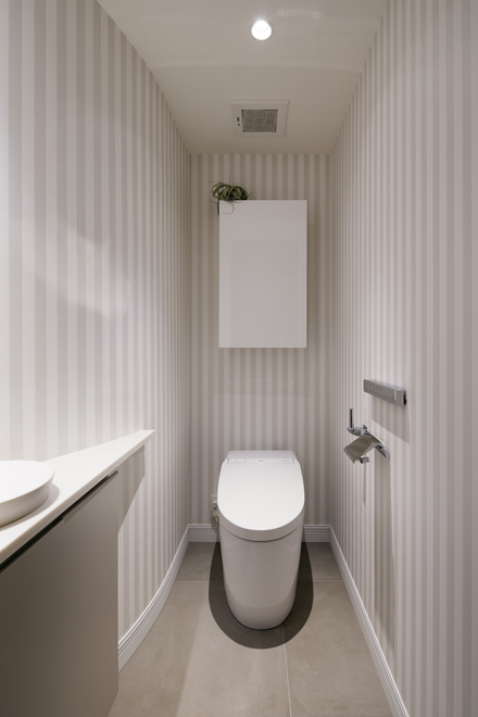 2階の階段室の一部に隠れているトイレ 2階の階段室の一部に隠れているトイレ