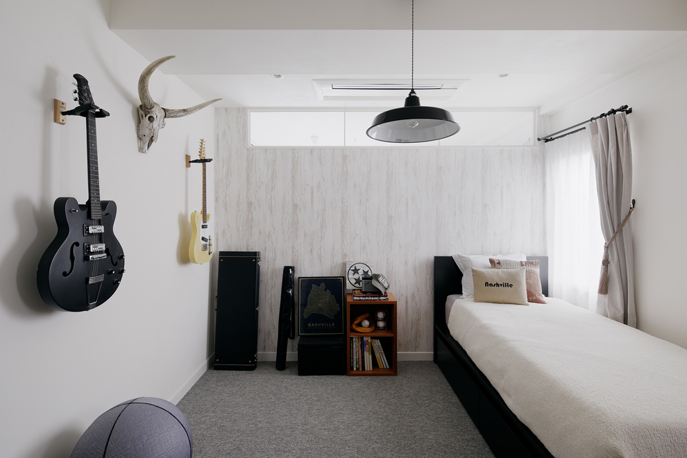 お子様部屋1 既存窓が小さい為、子供部屋2と欄間で繋げて明るく お子様部屋1 既存窓が小さい為、子供部屋2と欄間で繋げて明るく