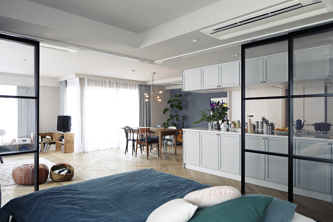 寝室は透明の格子引戸とカーテンで仕切られています 寝室は透明の格子引戸とカーテンで仕切られています