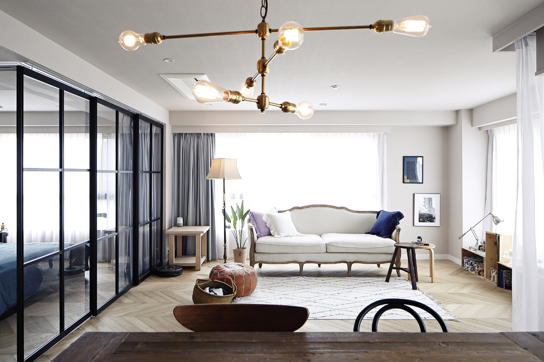 リビングから格子を通して寝室がみえる リビングから格子を通して寝室がみえる