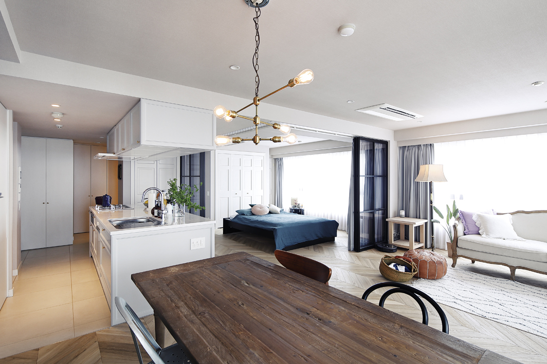 格子の引戸は2面にわかれていて、オープンにする事で寝室とLDKが一体化する 格子の引戸は2面にわかれていて、オープンにする事で寝室とLDKが一体化する