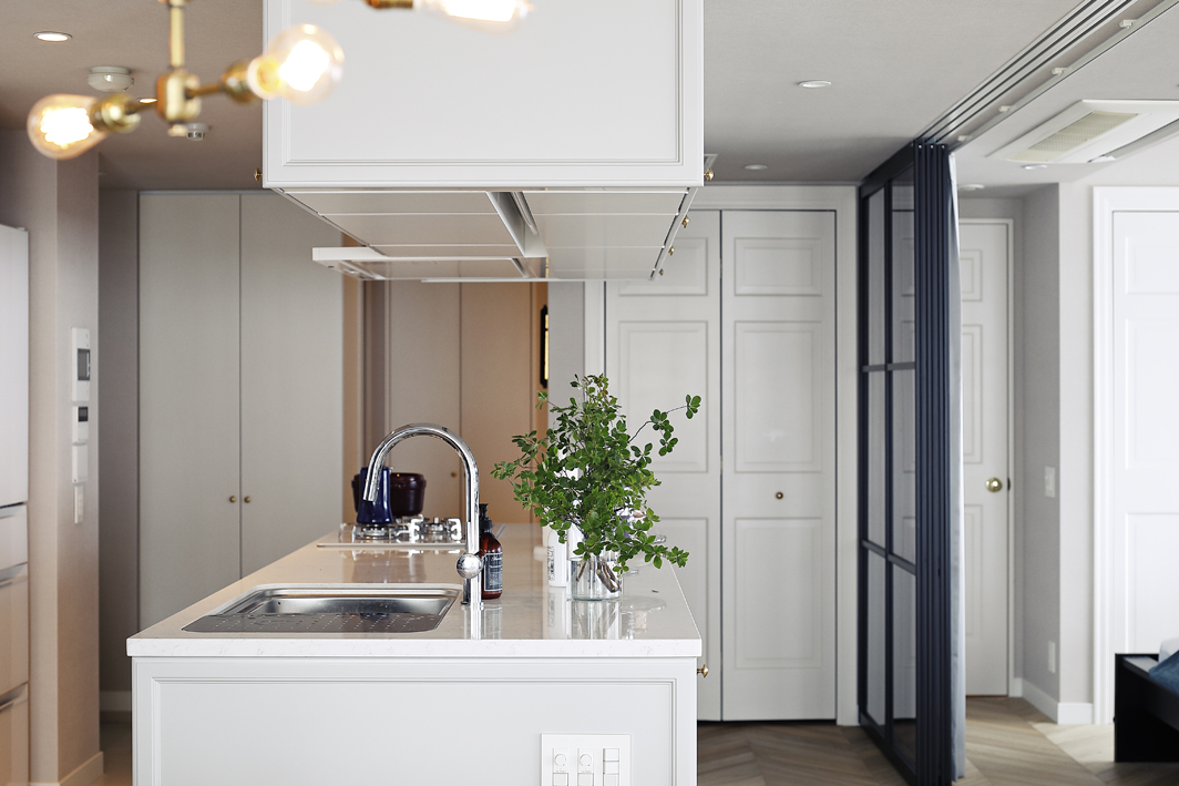 吊戸をアイランドキッチン上部に設置。収納量を確保している 吊戸をアイランドキッチン上部に設置。収納量を確保している