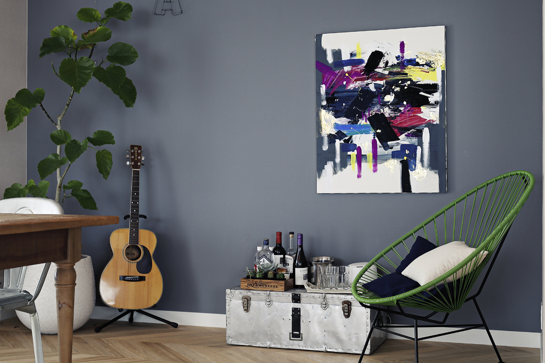 ダイニングの背面は濃いグレーの塗装でアクセント ダイニングの背面は濃いグレーの塗装でアクセント