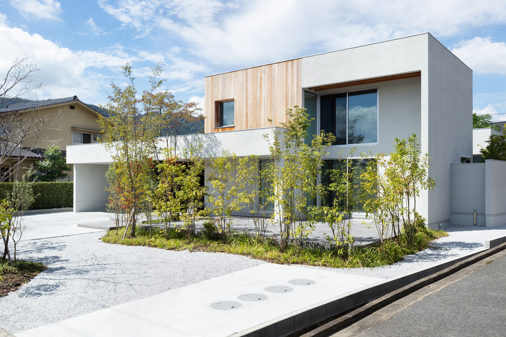 東側のパブリックテラスを植栽で緩く囲む