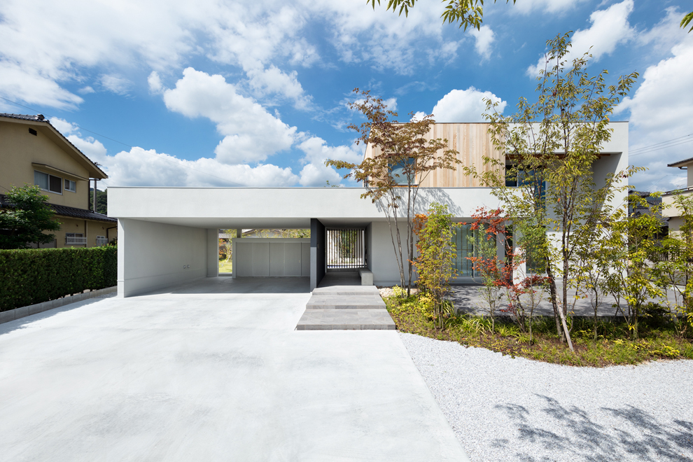 左側が駐車場　真ん中がエントランスへのアプローチ部分