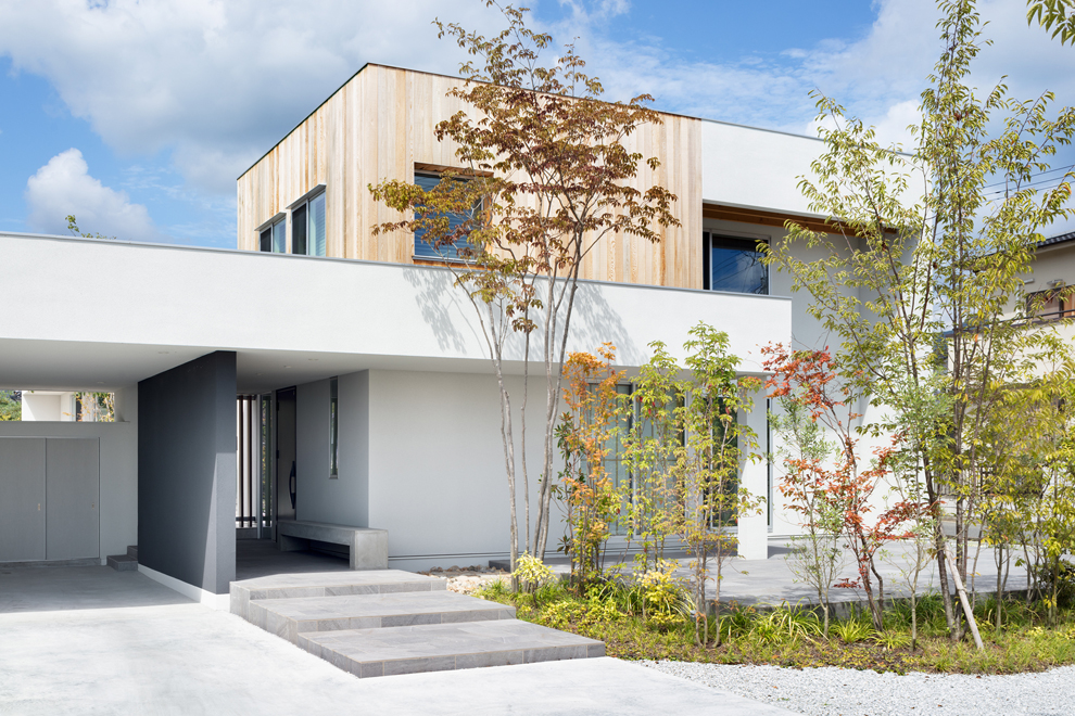 外壁の一部を木材で仕上げている