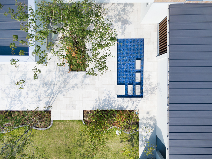 プライベートコートには大きな樹木と水盤を設置