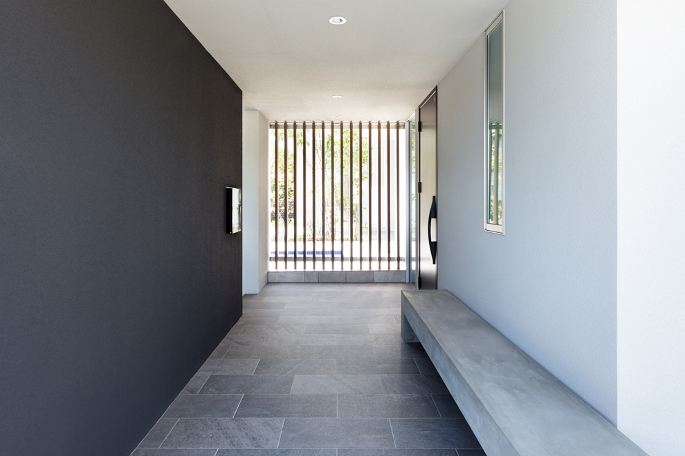 アプローチ部分　ルーバーの奥にブライベートテラスが見える