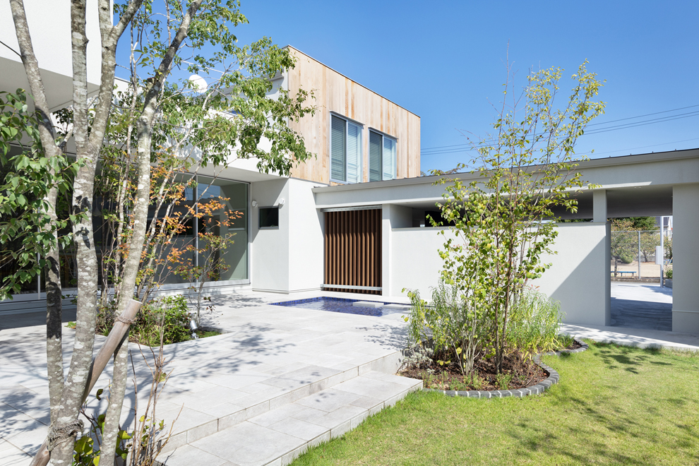 植栽が豊かなプライベートコート　駐車場への開口部から公園が見える