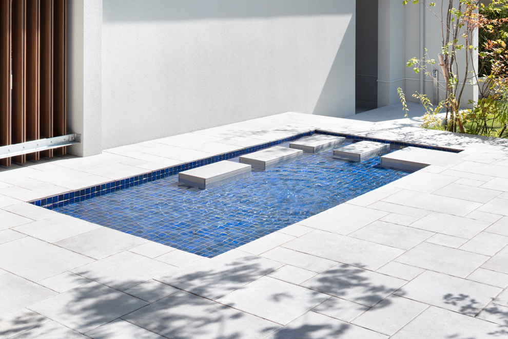 子供の遊び場にもなる水盤