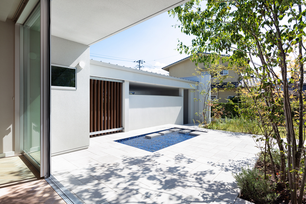 ダイニングからみるプライベートコート