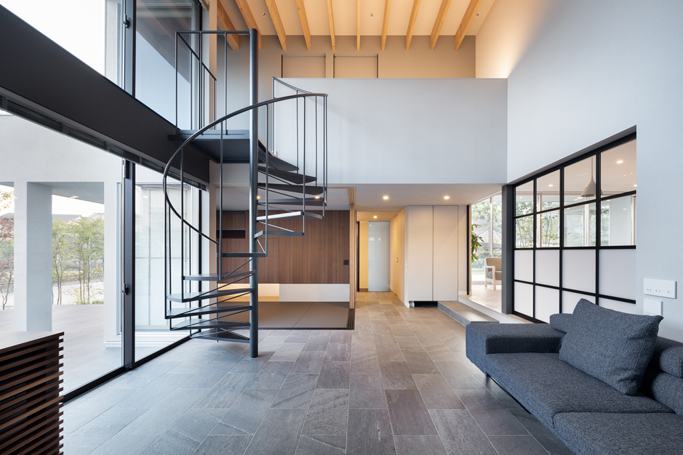 リビングから和室と玄関側を見る　螺旋階段上には子供部屋がある