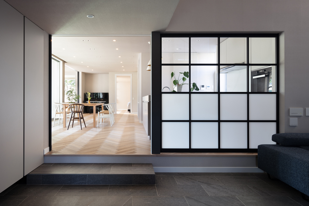 格子扉の開閉でリビング側とダイニング側をつなぐ