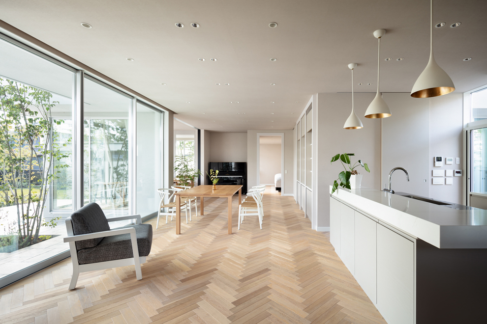 プライベートコートに面した開放的なダイニングキッチンとその奥に続くファミリーリビング