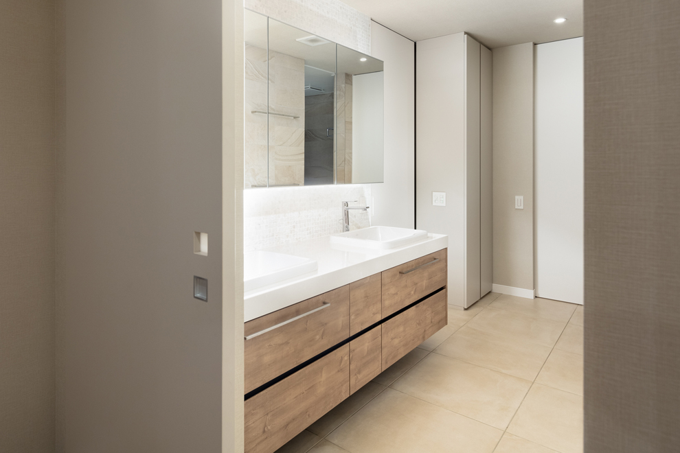 広い洗面所　左奥には主寝室裏のWICに繋がっていて生活動線が配慮されている