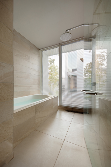 バスコートに面した明るい浴室